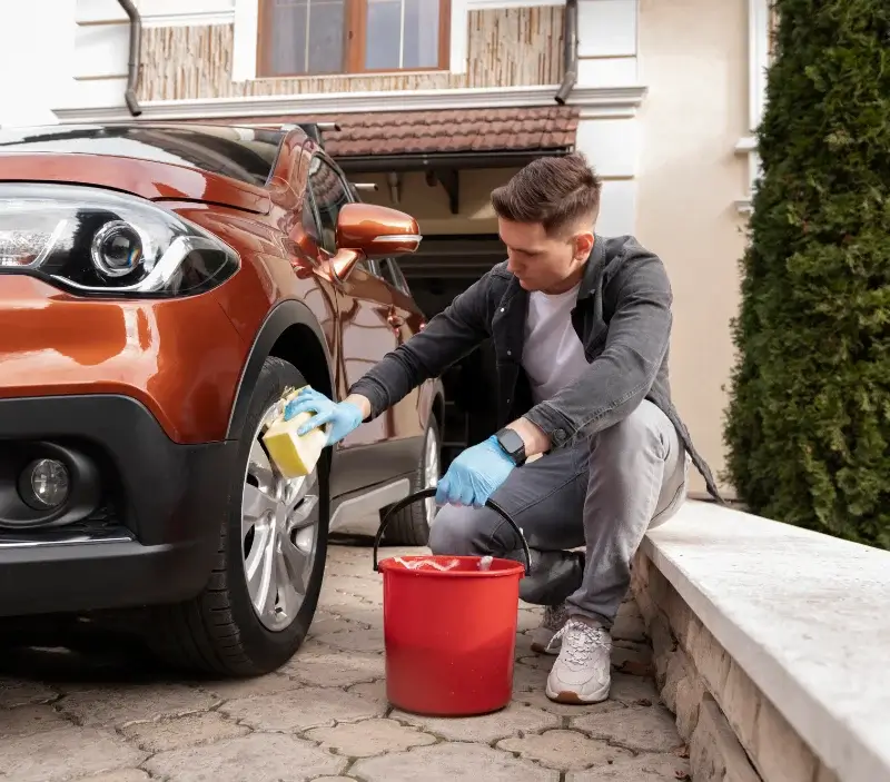 Lavage auto à domicile Montbrun-des-Corbières : professionnel intervenant sur un véhicule